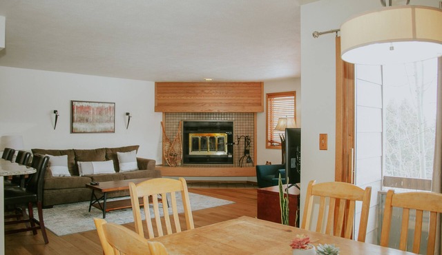 Just Listed! Mountain views, 5 min walk to lifts, 2-bedroom condo in Keystone