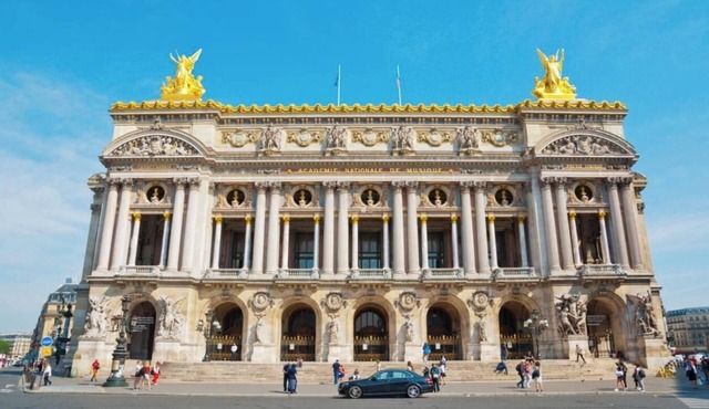 JUST STEPS AWAY FROM PLACE DE L’OPÉRA &GALERIES LAFAYETTE, BETWEEN PLACE VENDÔME