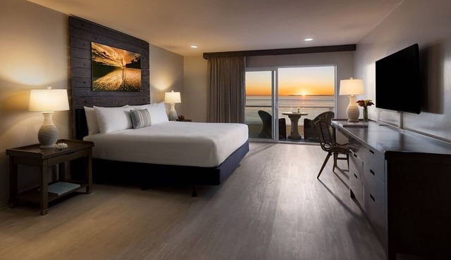 Just Steps to Main Beach: Relax in Comfort & Coastal Charm with Outdoor Pool