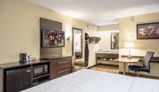 Just What You're Looking For! Free Parking, Pet-friendly Property!