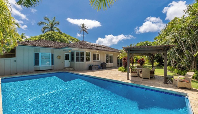 Kahala Estate Pool Cottage Steps to Beach