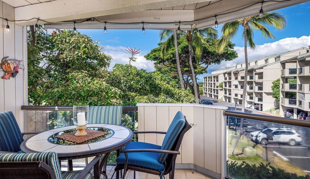 Kailua Bay Resort#4-206: HEART OF DOWNTOWN, OCEAN VIEWS, CORNER UNIT!