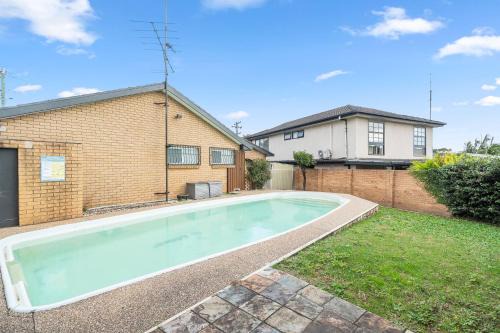 Kanahooka Lakeside with Pool & Family Escape