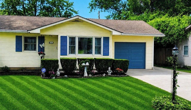 Kansas City World Cup Home W/Resort Pool outdoor entertainment area sleeps 8