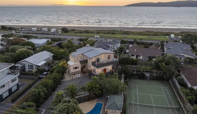 Kapiti Getaway - Winter Specials - Pool, Spa & Tennis Court