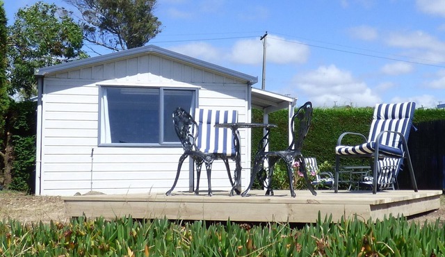 Karitane absolute-seaside self-contained family holiday studio, 2 adults, 2 kids