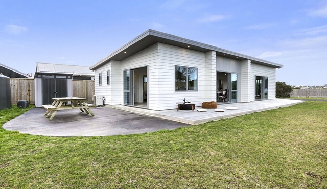 Karitane Beach Retreat - Karitane Holiday Home