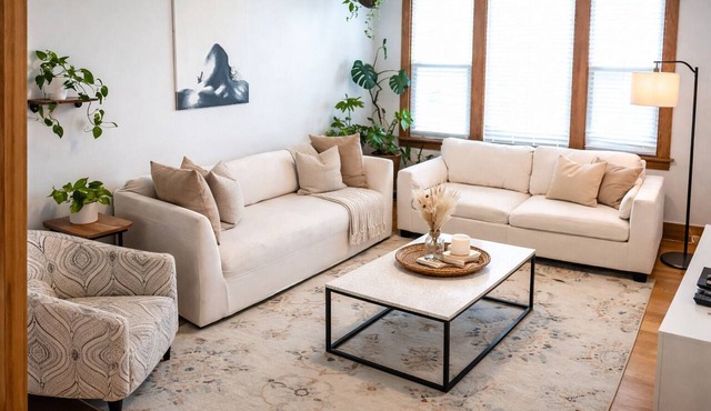 Karlov Inn | Stylish Chicago 2BR Retreat