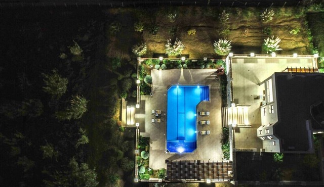 Karyo Villa - 5BD, 3min on foot from the beach!