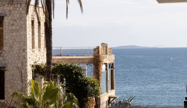 Kastella Waves: Chic 2-Bedroom Getaway w/sea view