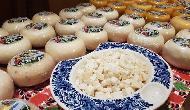 Katwoude: Cheese Farm and Clog Factory Private Tour