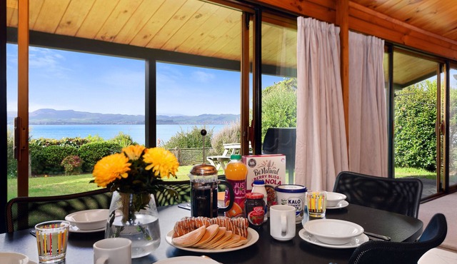 KAWAHA POINT LOOKOUT - ROTORUA HOLIDAY HOME, with a garden in Rotorua