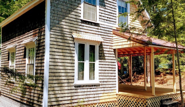 Kay's Cottage -rustic Maine lakeside cottage