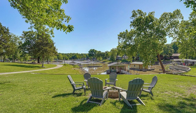 Kayaks & Boat Dock: Waterfront Home in Grove
