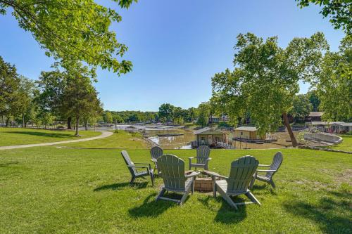 Kayaks & Boat Dock: Waterfront Home in Grove