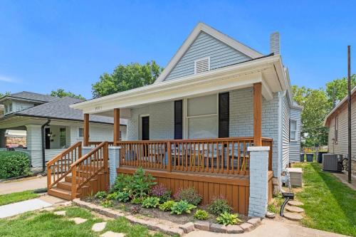 KC Explorer - Walkable 39th St Bungalow Parking