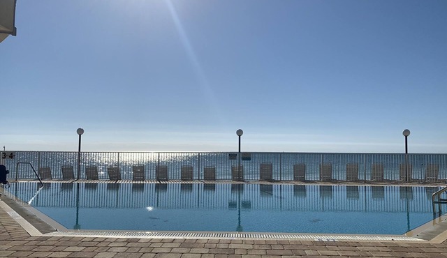 KE Arrive any day, pool on beach, full Kitchen, W/D, Parking, Docks, balcony,