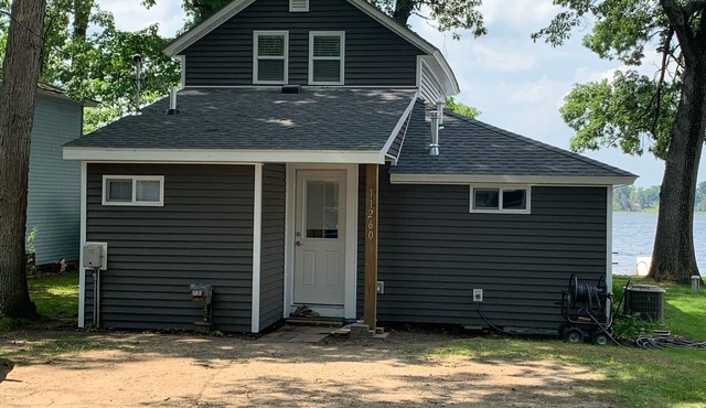 "Keep It Reel" Lakefront Cottage on Upper Crooked Lake Delton, MI $1400/week
