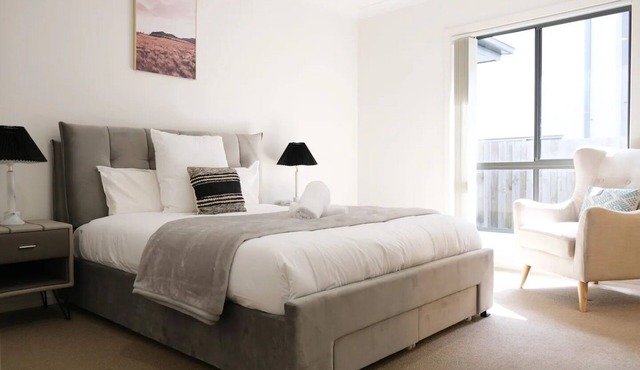 Kellyville Modern & Stylish House for family &work