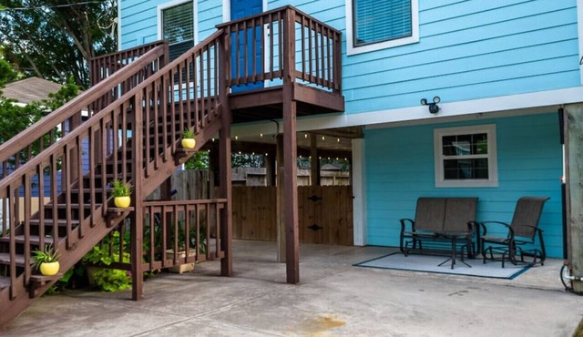 Kemah Getaway-Whole House with Private Fenced Backyard