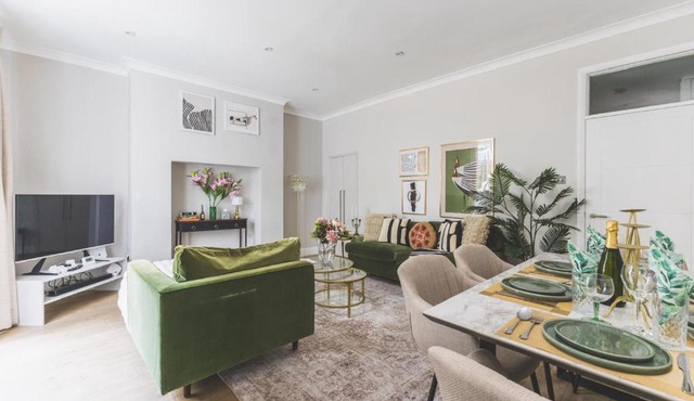 Kensington Gardens Sq, Private Entry & Patio, 2 BD