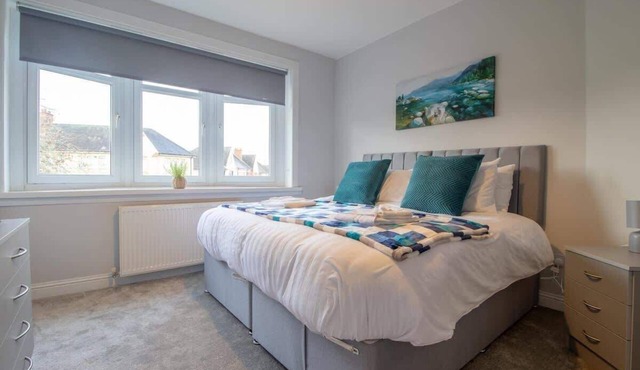 Kerr Apartment - Spacious 4-Bed Flat in Hamilton