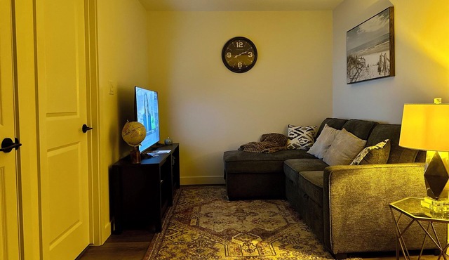 Keswick Comfy & Serene Private Retreat | 16 mins to YEG & WEM | 2Beds