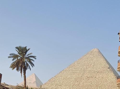 Khofo pyramid view room