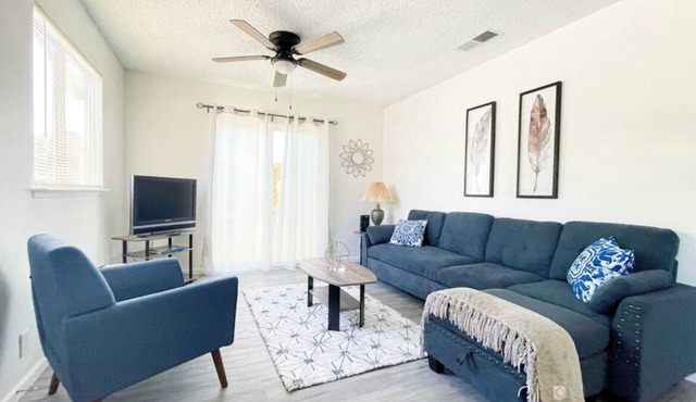 Kick back in this calm, stylish 2-bedroom home in the heart of Coalinga. Perfect for families or professionals, it features a dedicated workspace, a fully equipped kitchen, and a bright living area.