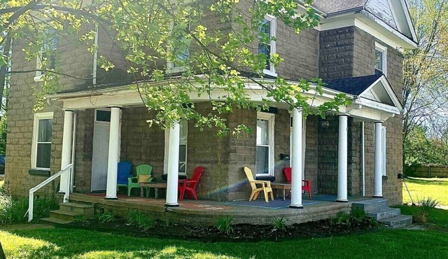 Kid and pet friendly 2 nd floor duplex