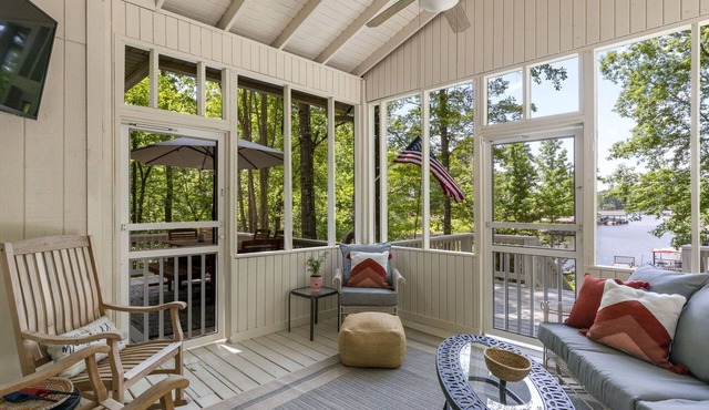 Kid Friendly! Upgraded Lake Front Cottage at Lake Martin! 35 Minutes to Auburn!