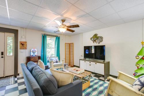 Killen Vacation Rental: Walk to Wilson Lake!