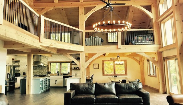 Killington Timber Frame House - Hot Tub - 5 min to mountain!