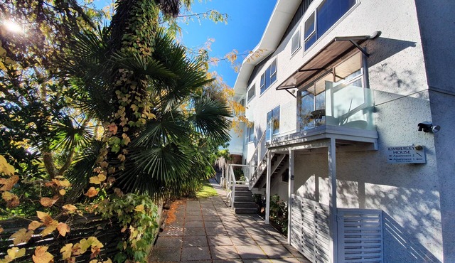 Kimberley House - 6-bedroom home in a fantastic Nelson waterfront location.