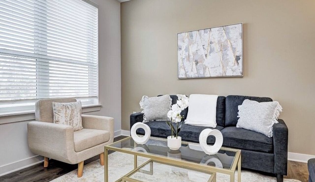 KING BED- 1BED/1BATH- *IN THE HEART OF BROAD RIPPLE *