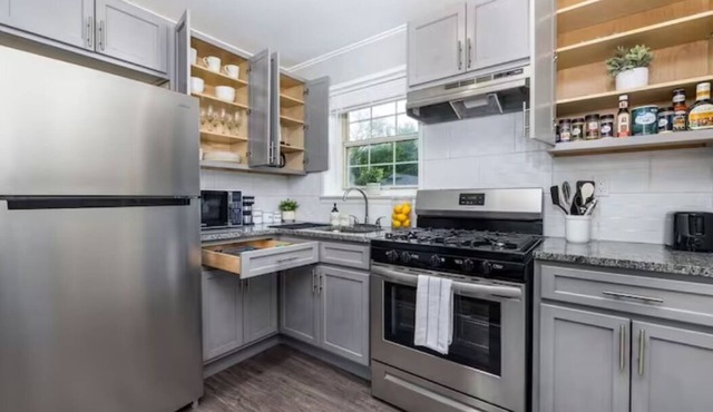 King Bed Apt - Fully Furnished w/Max Amenitiesn