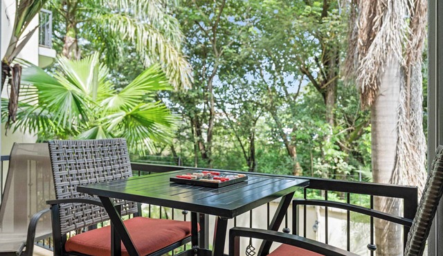 King Bed, Balcony, 10-min walk to Beach & Pool