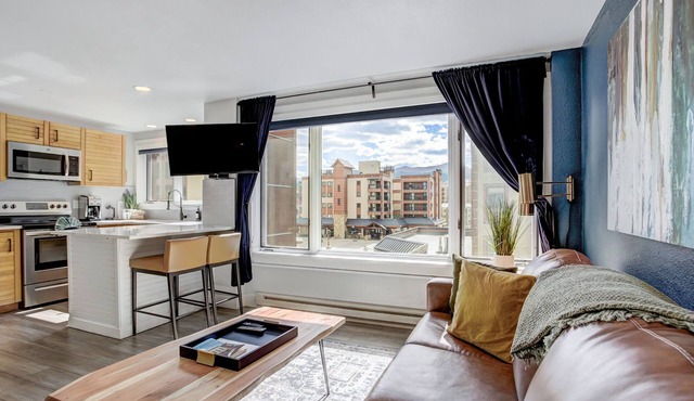 King Bed -Chic Mtn Studio; A/C, Ski-In/Ski-Out and Steps From Historic Main St.