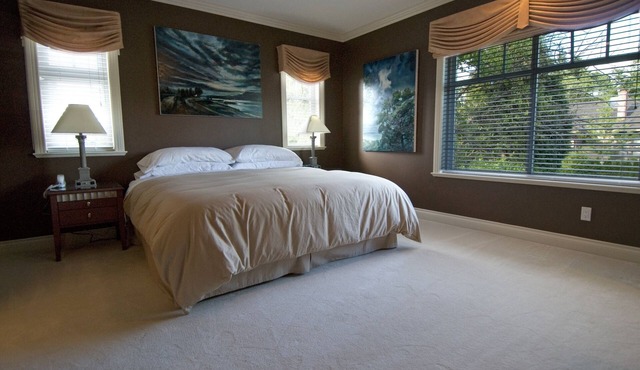 King bed, en-suite bathroom w/separate tub/shower