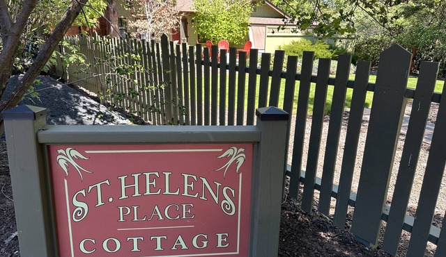 King bed, Fireplace, 100+mbps Wifi, AC, Big Yard, So Walkable