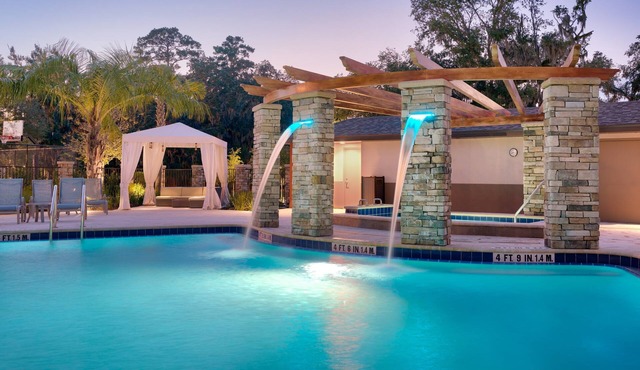 King Bed. Free Breakfast. Outdoor Pool & Hot Tub. 10 Minutes to U of Florida.