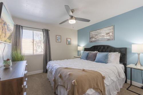 King Bed Free Parking Walk to Dining & Shops