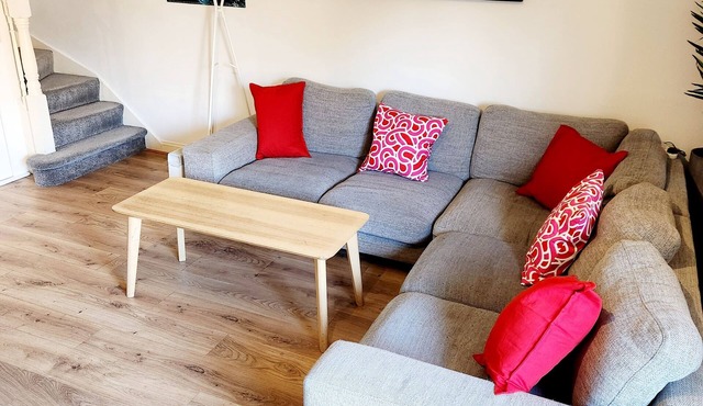 King Bed, Great Location, Close to City Centre/3Arena With Free Private Parking!