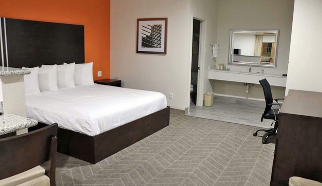 King Bed Kitchenette, Scottish Inns IAH, Prepare Meal, Near Airport