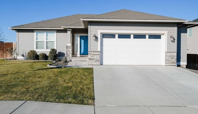 King Bed, Large Kitchen, Yard & Garage #6027