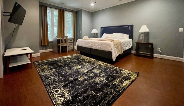 King Bed Master Suite Near Uptown