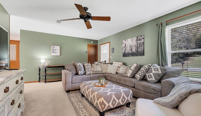 King Bed, Screened Porch, Covered RV parking & Garage! Great for extended stays