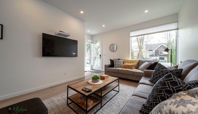 King Bed|Sleeps 8|Garage|Near Whyte Ave & UofA