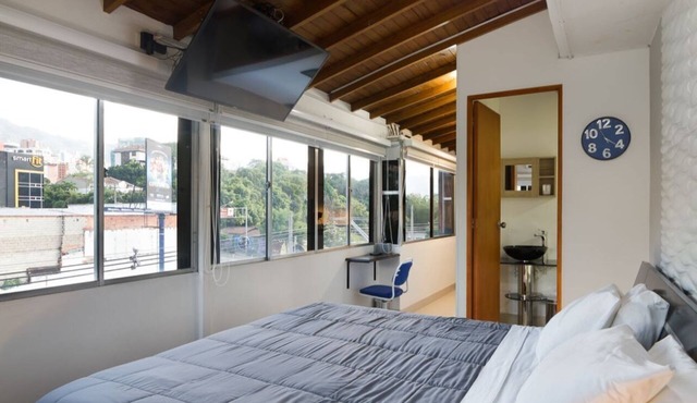 King Bed studio AC, Hot tub By Exito Two TV's