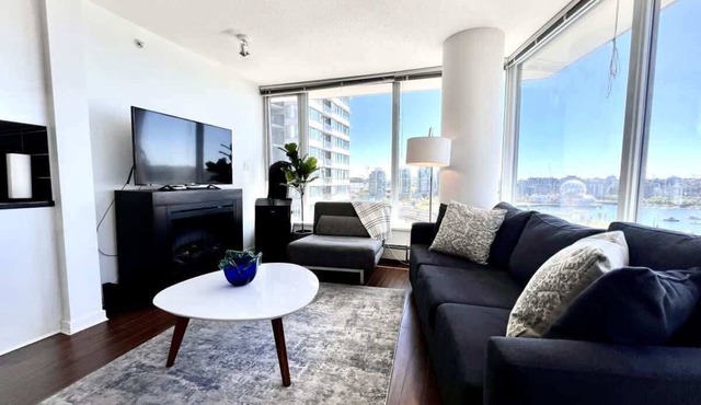 King Bed|Stunning Water Views|POOL|Hot Tub|GYM